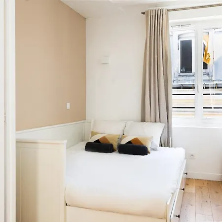 Charming Saint Honore Parisian Escape In The Heart Of The City No Elevator Alloggio in famiglia